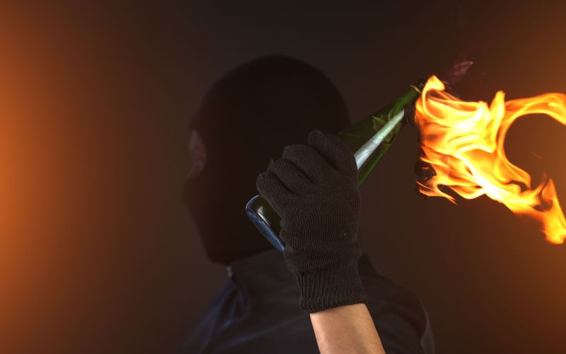 Z molotovkama nad počitniško hišo