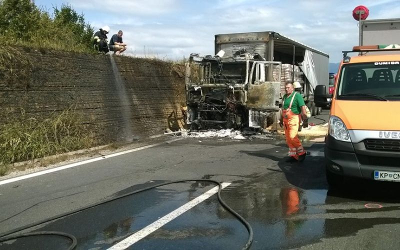 Gasilci so že uspešno pogasili požar.