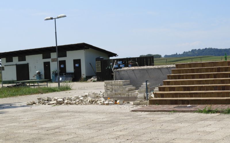 Le to je ostalo od gostinskega objekta v kampu na Primostku. Kopalci sedaj vse prinesejo s seboj, a