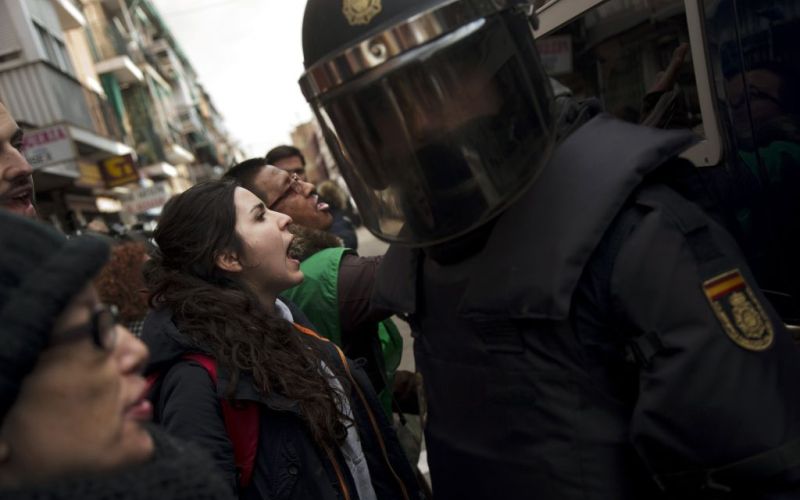 španski protestniki in policija.jpg
