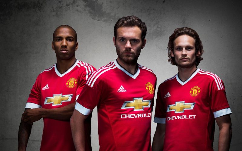 adidas je ob pričetku sodelovanja s klubom Manchestrom United predstavil nove drese..jpg