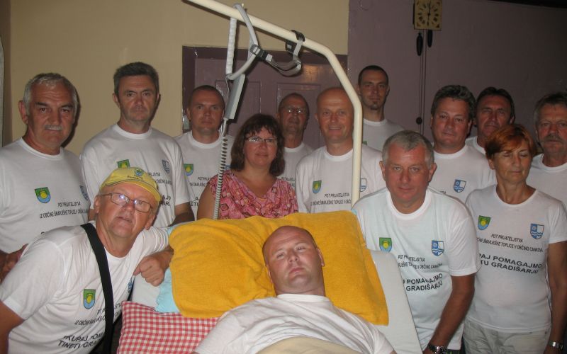 Pohodniki, ki so prespali pri gostoljubnih Šmarječanih, so Tineta večer pred štartom obiskali na nje