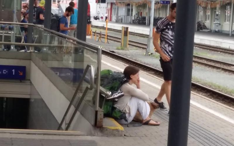 dekle, jok, zamuda vlaka