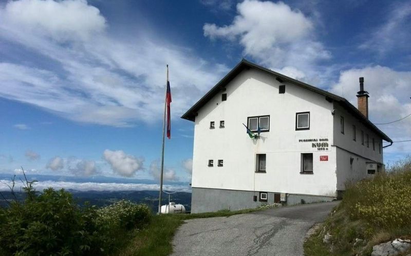 planinski_dom_na_kumu_foto_zoran_visnikar.jpg