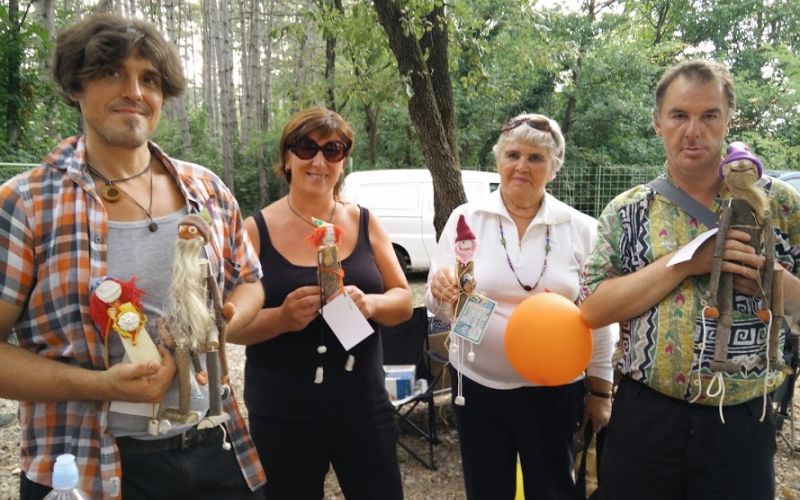 Na levi podpornika projekta, Vasja in Urška, z varovancema.