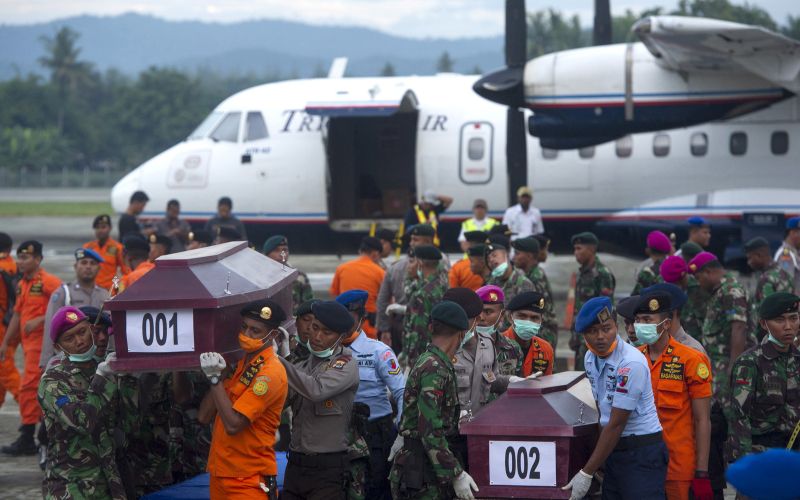 indonezija jayapura stromglavljenje letalo trupla.jpg
