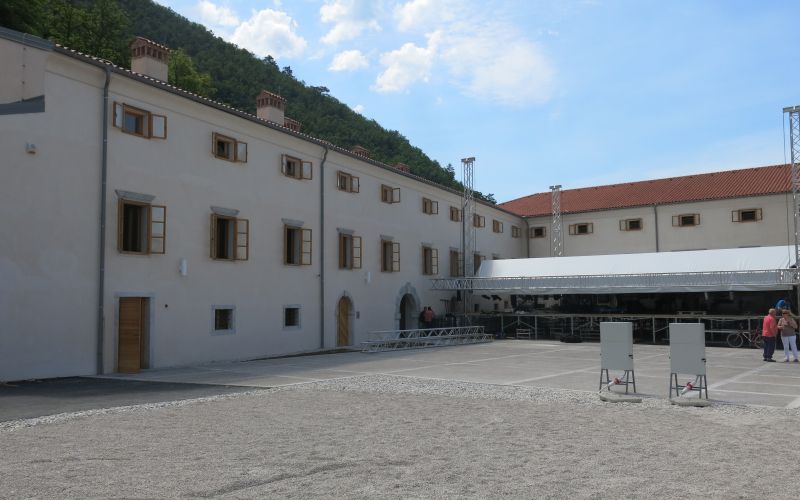 Veliko dvorišče med objektoma.
