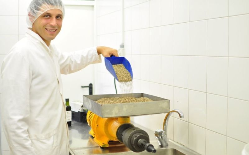 hemptouch_jernej_redek_tehtanje_semen_konoplje.jpg