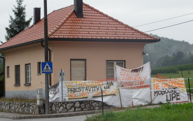 Krajani dolenjske Gomile in Brezovice so se že lani ostro uprli nameri, da bi ob železniški postaji