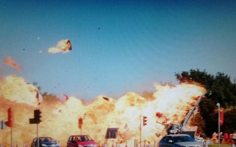 2B9421EF00000578-3207016-This_is_the_dramatic_scene_where_a_Hawker_Hunter_jet_crashed_int-a-50_14402