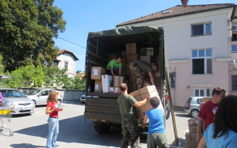 Prevoz humanitarne pomoči na letališče Brnik