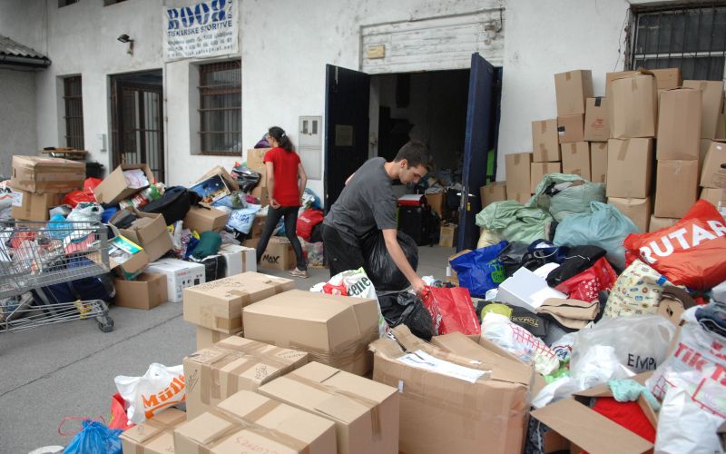 Prostovoljci pri sortiranju humanitarne pomoči