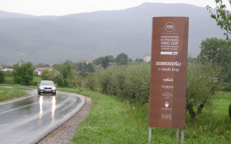 V Vrhpolju vas pozdravlja promocijska tabla Eno Vrhpolje.