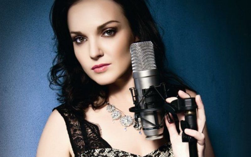Alenka Gotar v prijetni družbi petih!