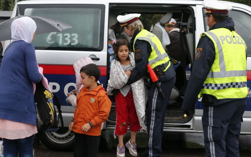 begunci, avstrijska policija.jpg