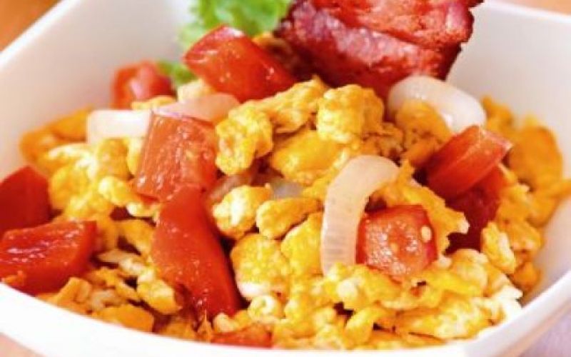 Paprika z jajci in slanino