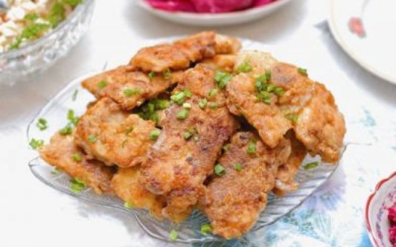 Ocvrti ribji file z zelenjavo