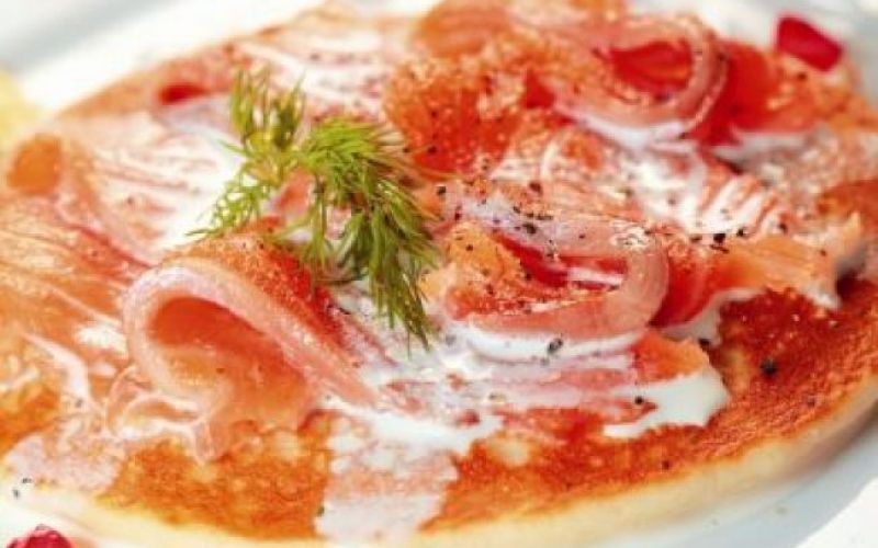 Blini s kislo smetano in lososom
