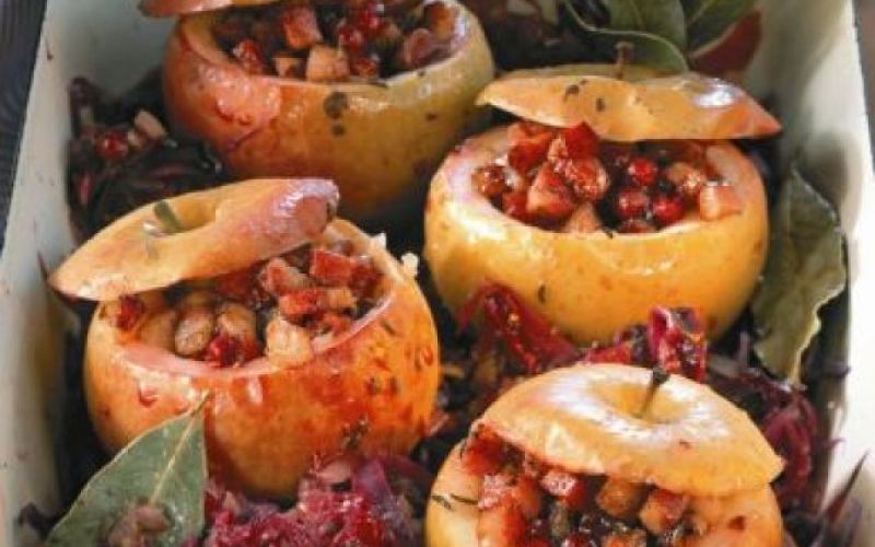 Nadevana jabolka z rdečim zeljem