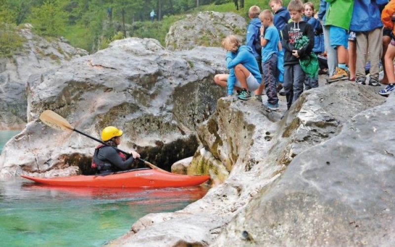 Razvajeni in leni ali prezrti in zavrnjeni?