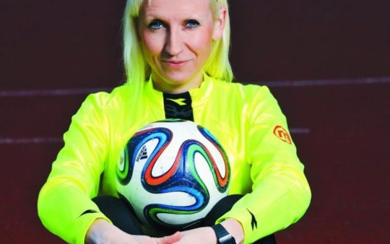 Poglej, sodnica, pa še blond je!
