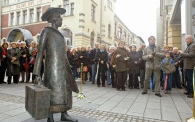Alma ni več sama