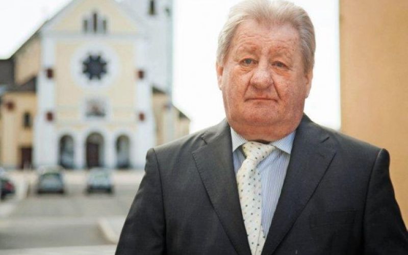 Duhovnik manjšega boga