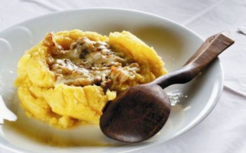 Frika s krompirjevo polento