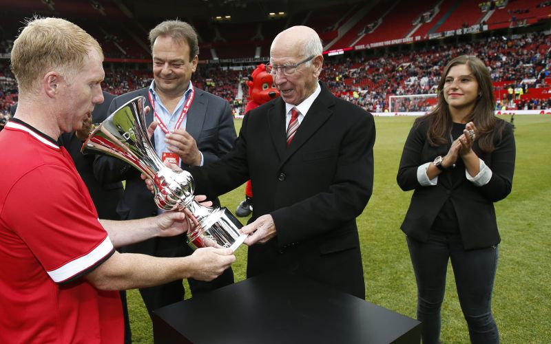 Bobby Charlton re.jpg