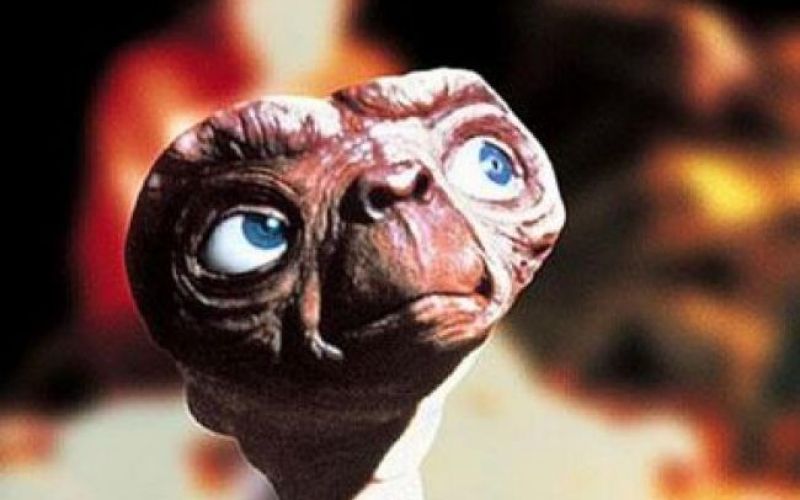 E. T. se vrača
