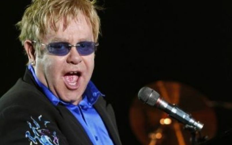 V Izolo prihaja Elton John