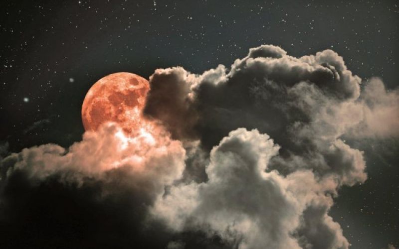 Kaj nam prinaša krvava luna?