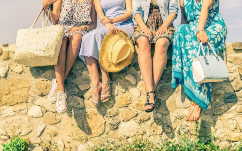 Poročiti se hočejo le še geji in duhovniki