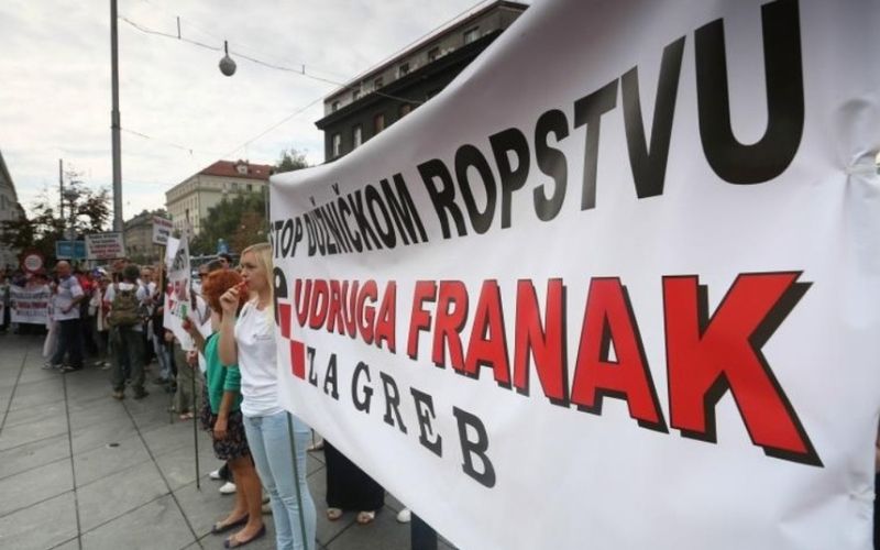 Protestniki pred Hrvaško narodno banko v Zagrebu-1