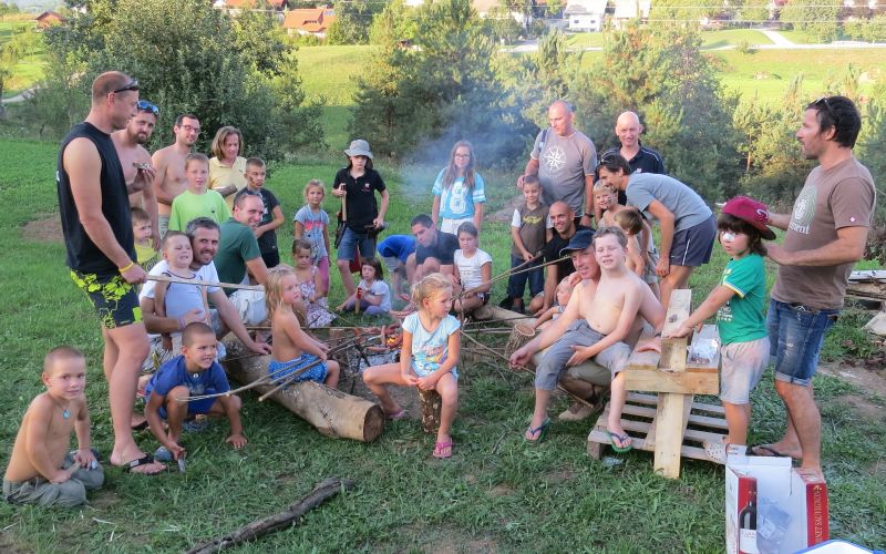 Očetje in otroci so si hrano pripravljali kar na ognju v naravi, marsikateri otrok je prvič poskusil