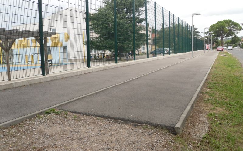 prekinjen pločnik na prešernovi cesti v Izoli