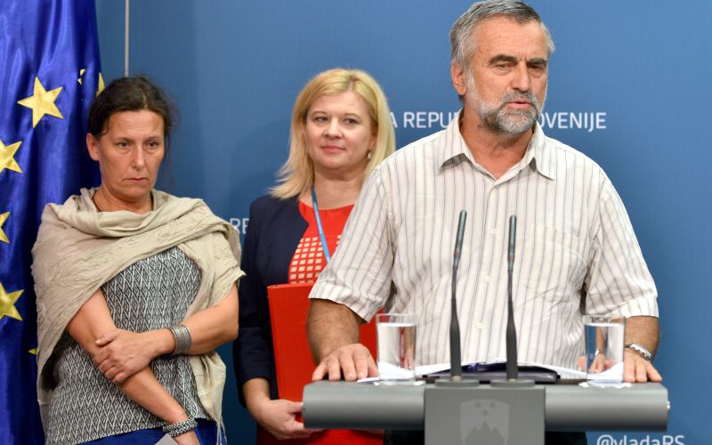 vlada rdeci kriz.jpg