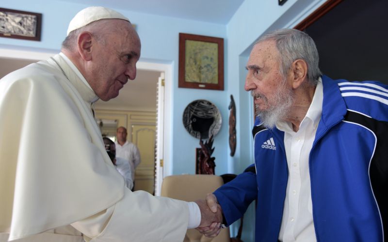 Papež Fidelu Castru podaril knjigo