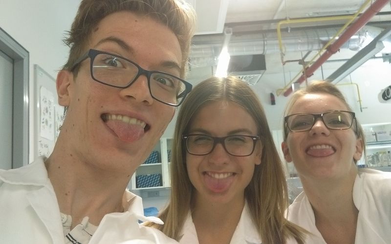 Tudi smeh in sprostitev sta sestavna dela skupnega druženja mladih raziskovalcev. Z leve: Domen Kulo