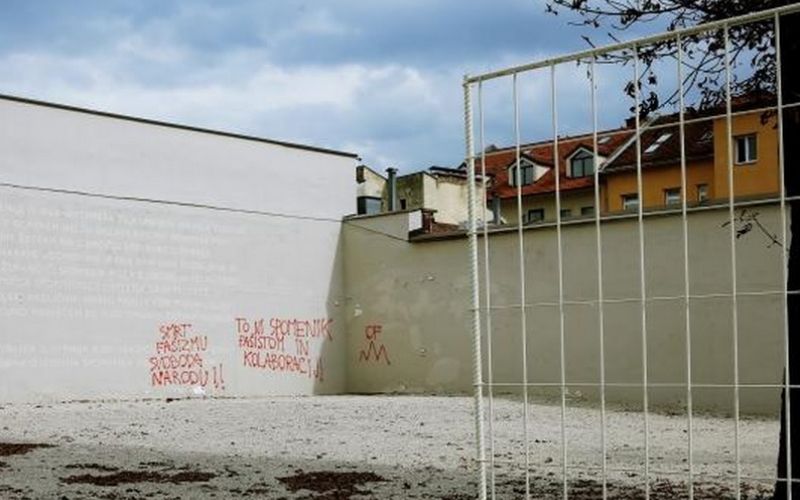 Kongresni trg oskrunitev spomenika.jpg