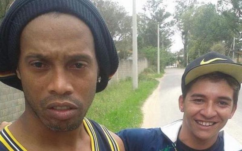 ronaldinho selfi.jpg