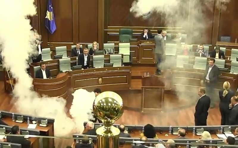 kosovo, parlament, solzivec.jpg