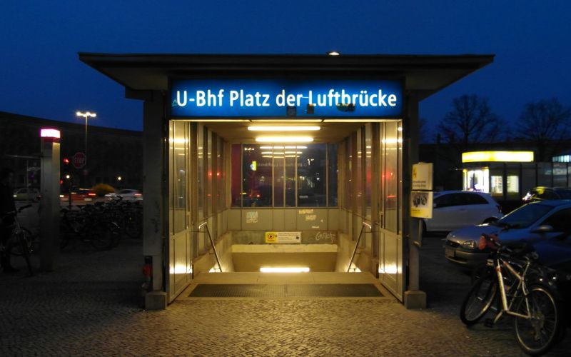 Postaja Luftbrücke 1.jpg