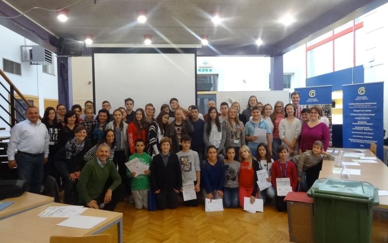 zmagovalne_ekipe_projekta_z_mentorji_in_komisijo__foto_lojze_bertoncelj.jpg