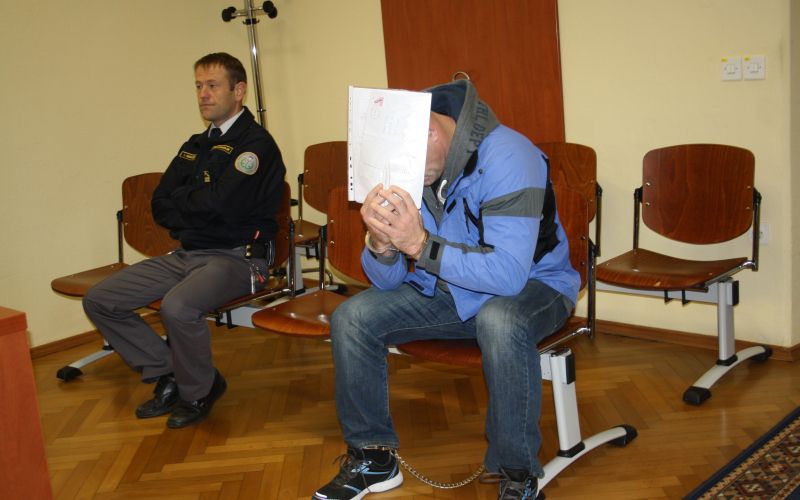 Na Dobu naj bi 43-letni Davor Fendre iz Šentjurja sojetnika Jožefa Kovača iz čistega maščevanja nape