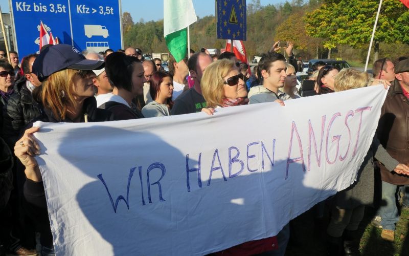 begunci migranti avstrija protesti šentilj špilje (12).jpg