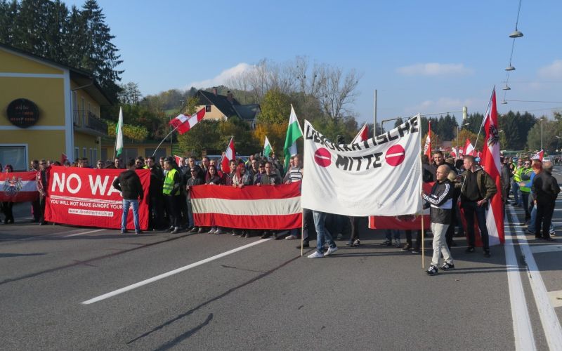begunci migranti avstrija protesti šentilj špilje (7).jpg