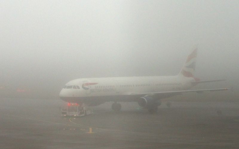Heathrow, letalo, letališče, megla.jpg