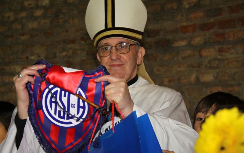 papež frančišek, dres san lorenzo.jpg