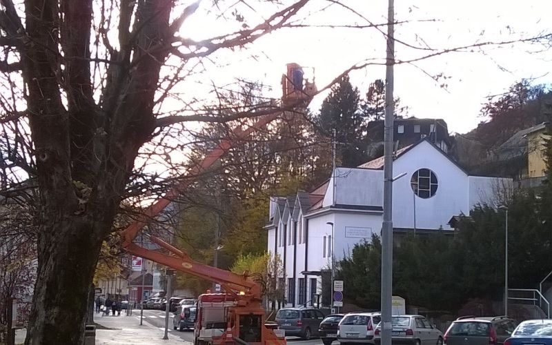 Trbovlje, nameščanje lučk .jpg